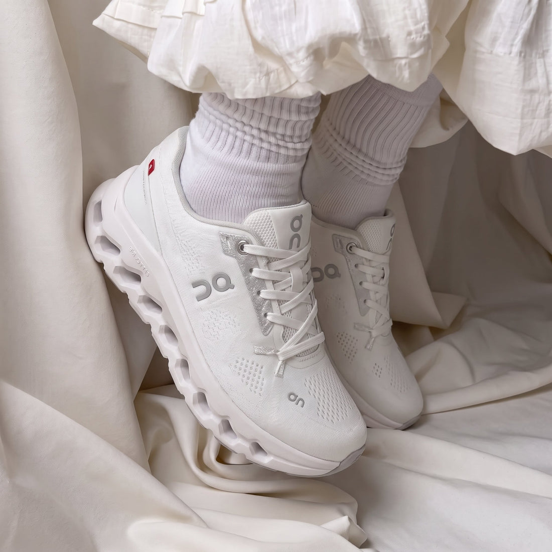 Oncloudtilt White edition ( Pour Femme )