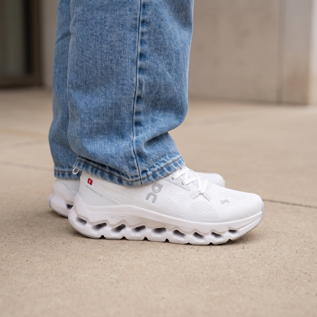 Oncloudtilt White edition ( Pour Femme )
