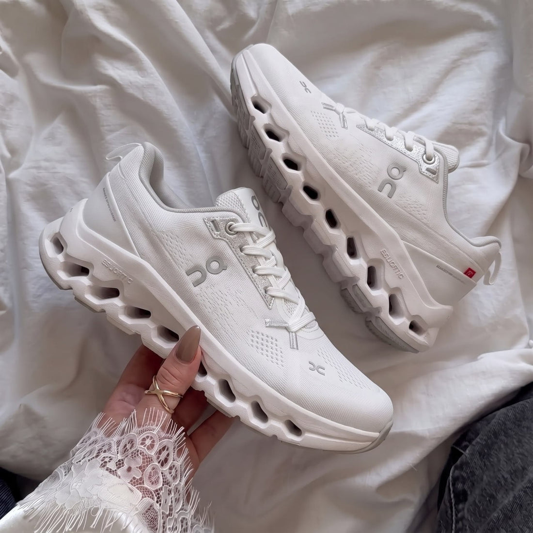 Oncloudtilt White edition ( Pour Femme )
