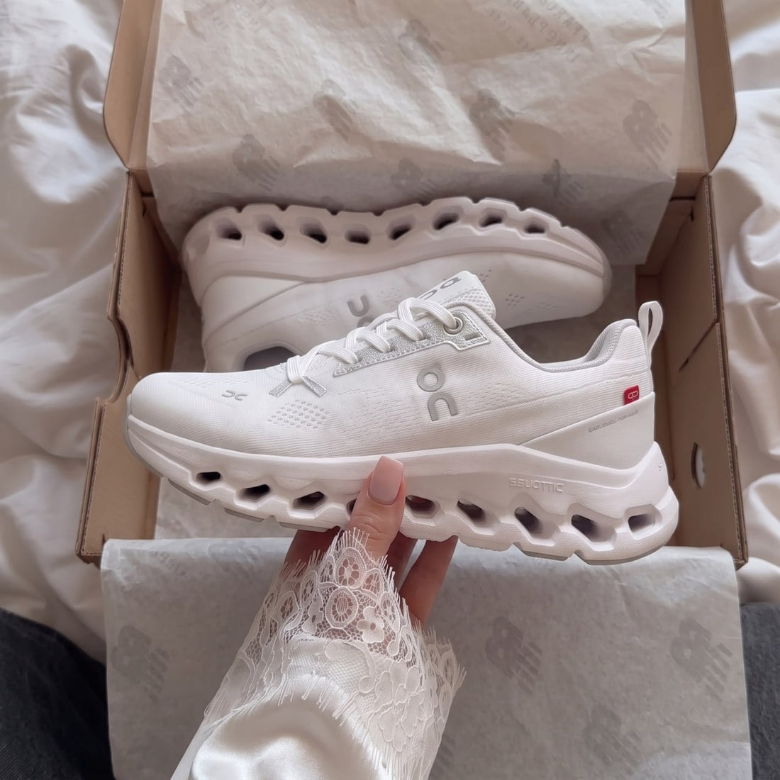 Oncloudtilt White edition ( Pour Femme )