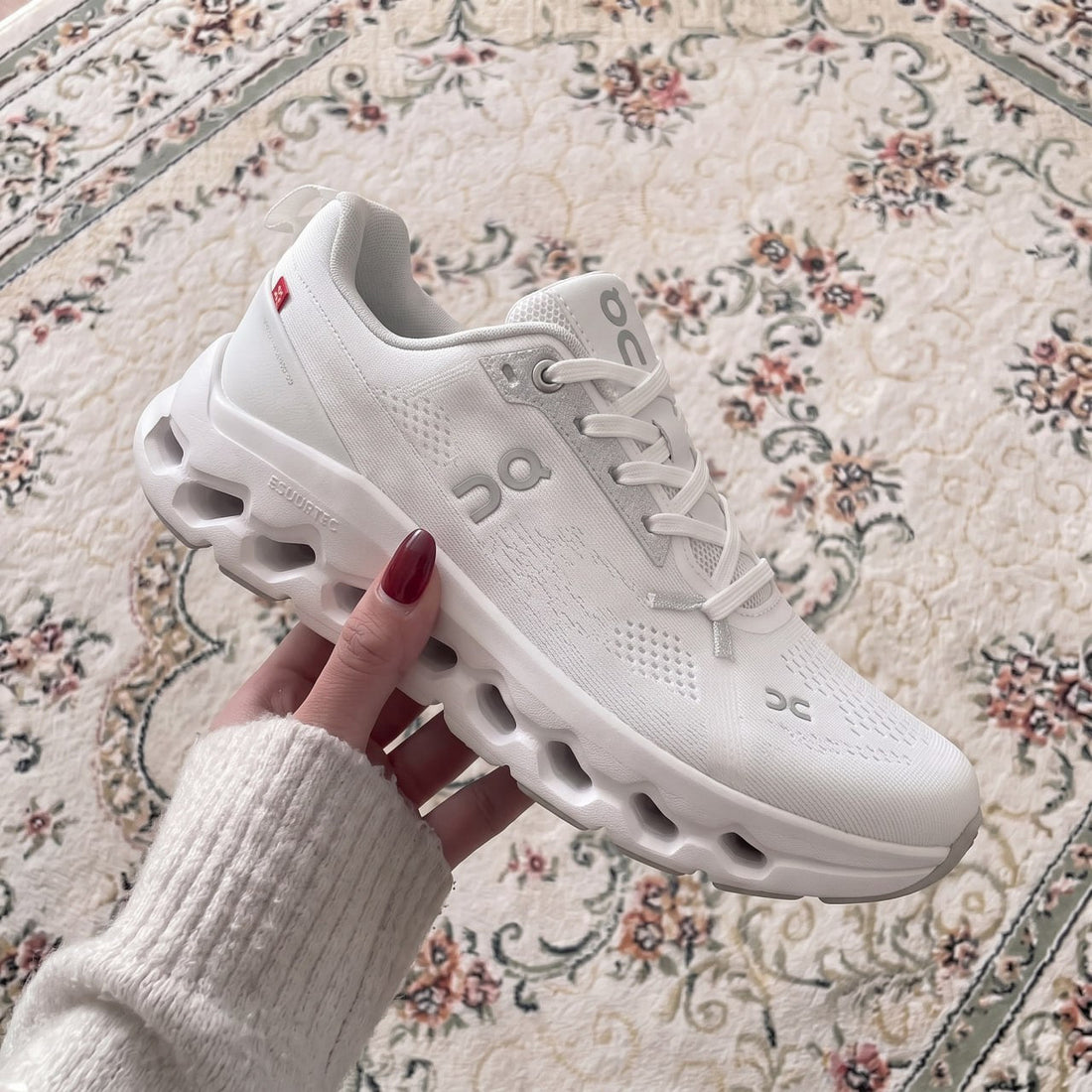 Oncloudtilt White edition ( Pour Femme )